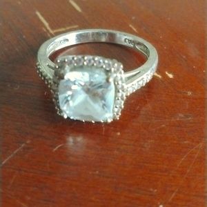 Beautiful vintage crystal and silver ring